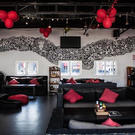 Top Banana Guesthouse & Rooftop Bar 프놈펜 외부 사진