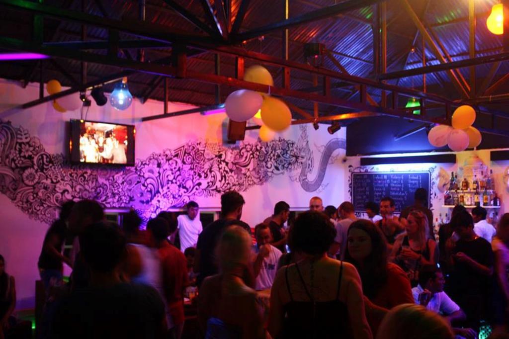 Top Banana Guesthouse & Rooftop Bar 프놈펜 외부 사진