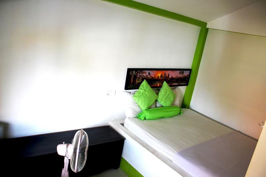Top Banana Guesthouse & Rooftop Bar 프놈펜 외부 사진