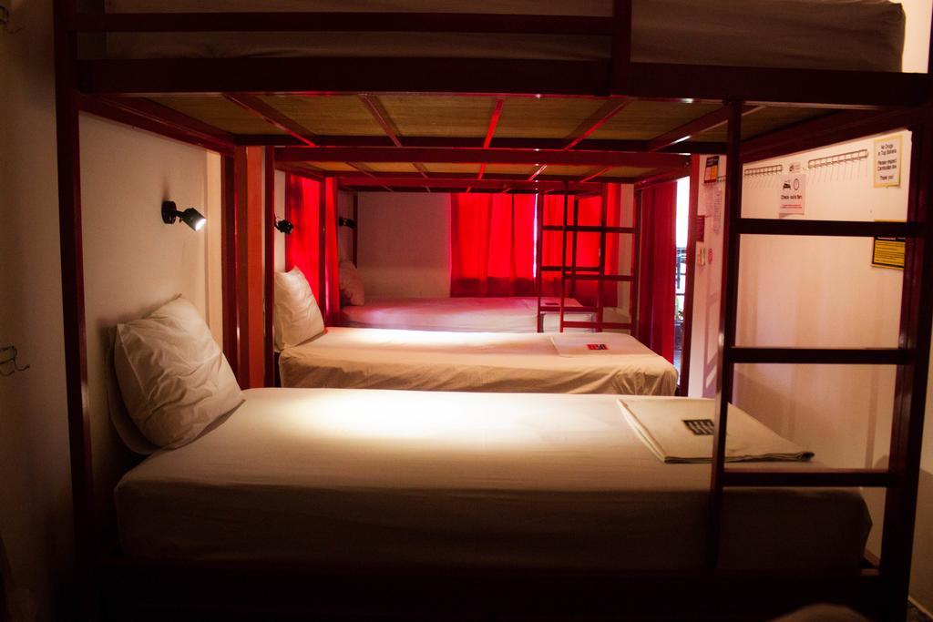 Top Banana Guesthouse & Rooftop Bar 프놈펜 외부 사진