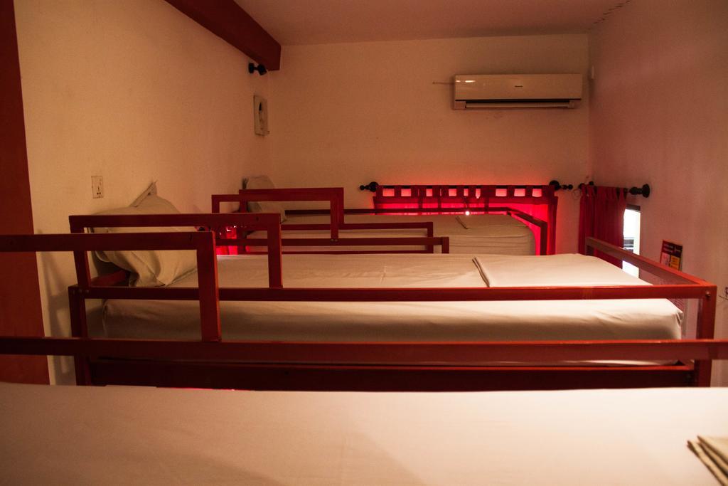 Top Banana Guesthouse & Rooftop Bar 프놈펜 외부 사진