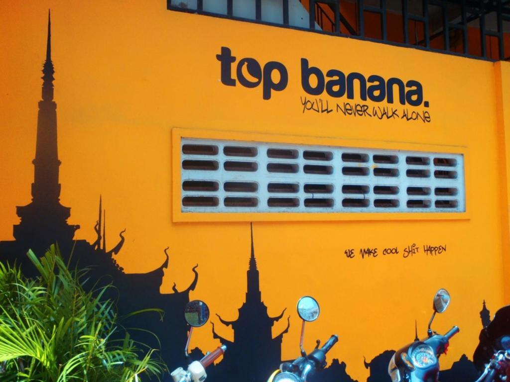 Top Banana Guesthouse & Rooftop Bar 프놈펜 외부 사진